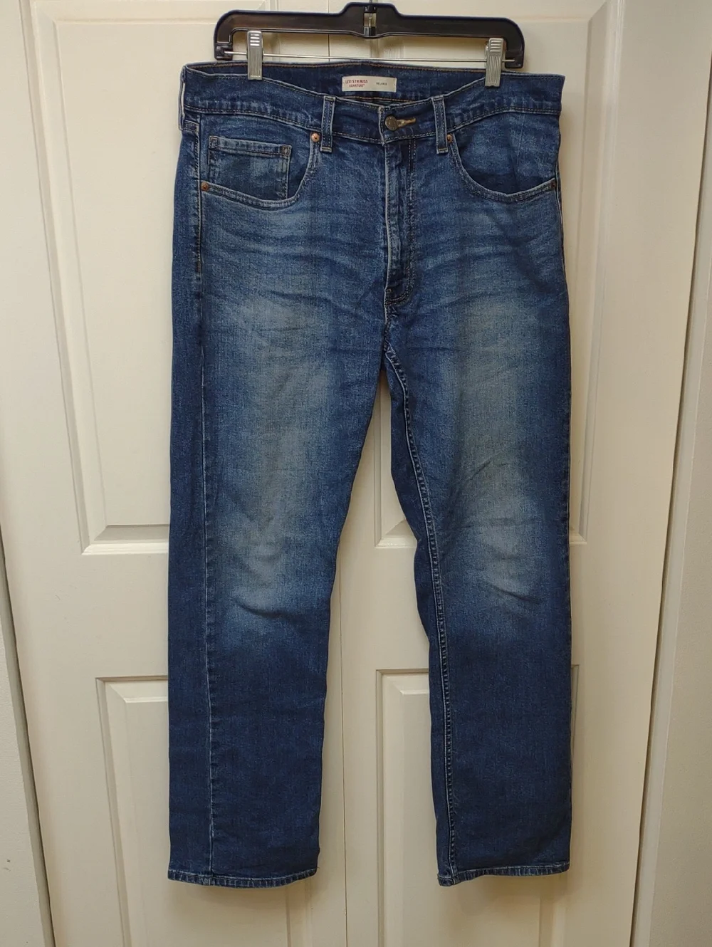 Levi's Men's Med Blue Relaxed Fit Stretch Distressed Straight Jeans 34x32